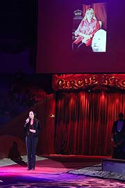 Jana Lacey-Krone begrüsste erstmal als Direktorin die Gäste das 1. Winterprogramm 2018, welches mit einer Premiere am 25.12.2017 begann (©Foto.Martin Schmitz)